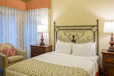 Image de Hôtel haut de gamme avec piscine extérieure chauffée avec toboggan et bar au bord de la piscine, court de tennis et salle de sport