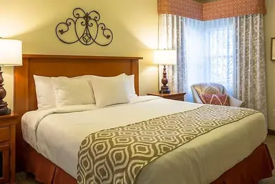 Image de Hôtel haut de gamme avec piscine extérieure chauffée avec toboggan, bar au bord de la piscine, court de tennis et salle de sport