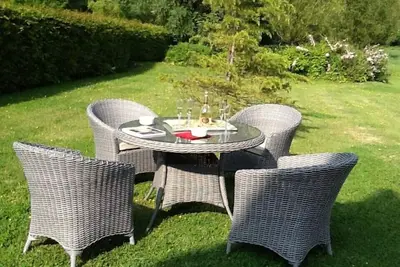 Image de Maison de caractère au centre du village, à côté du château.