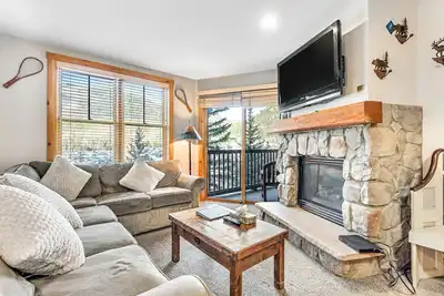 Image de Spacieux, condo condo w / balcon privé, piscine partagée et bain à remous. Marchez vers les pentes!