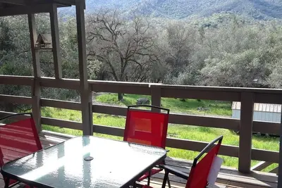 Image de Bienvenue dans une retraite spacieuse de 3/4 acres qui se soumet à la beauté de la nature.