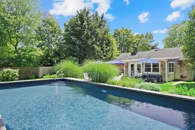 Image de Nouvelle inscription: Maison élégante et luxueuse avec planchers de bois franc, piscine chauffée, bain �� remous et foyer