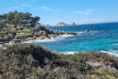 Image de belle maison avec piscine, jardin et terrasse à proximité immédiate de la mer