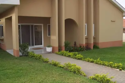 Image de Rêves d'avocat! Maison de 3 chambres propre et scintillante dans une résidence sécurisée