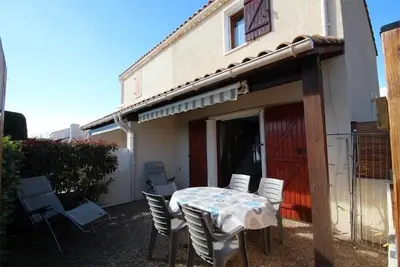 Image de Maison d'angle clôturée avec 2 chambres étage, séjour spacieux, 5 couchages, Wifi, dans. . .