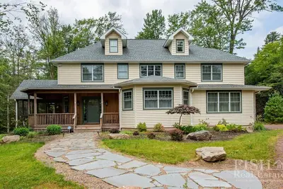 Image de Profitez de bons moments en famille à \"At Ease\", le joyau des bois d'Eagle Mere.