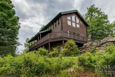 Image de \"Stonewall Cabin\" est une maison isolée de Conestoga avec un étang privé à Eagles Mere