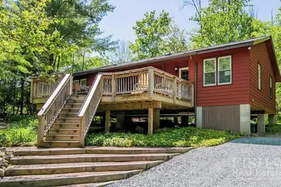 Image de \"Fountain Cottage\" offre une grande terrasse pour profiter de votre après-midi au lac Mokoma