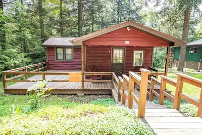Image de \"Petite Urbine\" est un chalet pittoresque sur le côté ouest du lac Mokoma