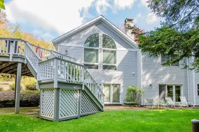 Image de Profitez de la vue apaisante sur les bois à \"Carpe Diem\" à Eagles Mere