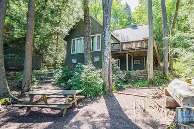 Image de \"Heritage House Cottage\" en bois au bord du lac dans le lac Mokoma