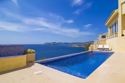 Image de Maison avec vue magnifique sur la mer, première ligne avec piscine et plusieurs terrasses