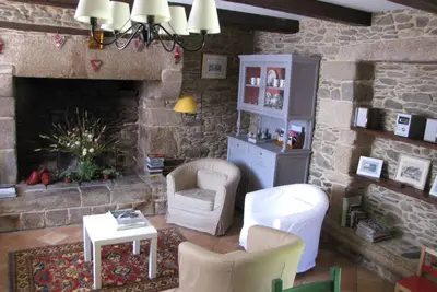 Image de Maison 18ième ensoleillée, calme, jardin entièrement clos de mur à Dinan