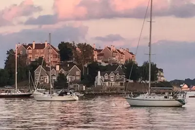 Image de Suite du troisième étage en front de mer victorienne sur la péninsule entourée par l'océan