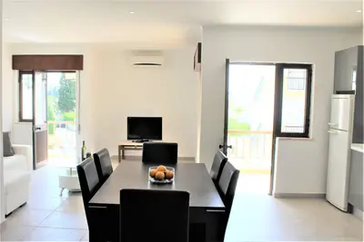 Image de Appartement calme et moderne de 2 chambres avec piscine