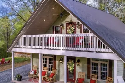 Nouvelle construction, belle maison avec bateau