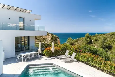 Image de Superbe villa avec une vue exceptionnelle sur la mer et un design moderne