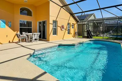 Image de Cette maison de 4 chambres avec piscine se situe dans le Terra Verde Resort, à proximité des parcs