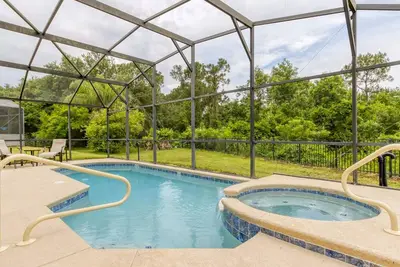 Image de Une escapade spacieuse et confortable de 4 chambres dans la station fermée Emerald Island!