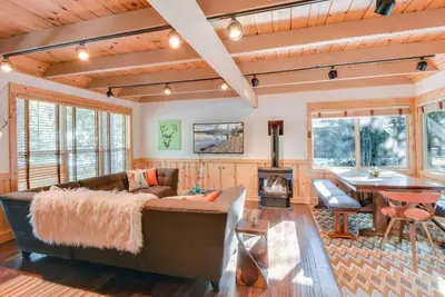 Image de Super endroit pour profiter de votre temps devant la cheminée, cuisiner un repas dans la cuisine récemment rénovée, barbecue vos aliments préférés dans la cour. et se détendre dans le bain à remous chic de 8 personnes avec une cascade et des lumières d.