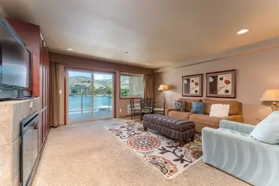 Image de Grandview River View 623! Condo de luxe Waterfront, peut accueillir jusqu'à 6!