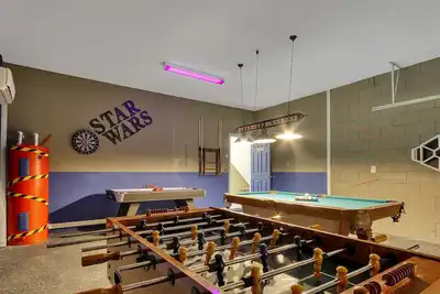 Image de Spacieuse maison de 6 chambres avec spa et salle de jeux à Emerald Island, pour 15 personnes