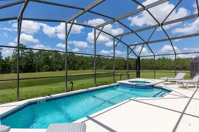 Image de Maison de 4 chambres avec piscine donnant sur un étang calme sur un terrain privé à Emerald Island!