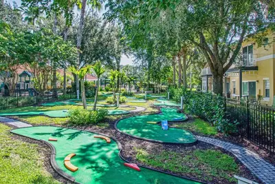 Image de Spacieuse maison de 6 chambres avec piscine et spa dans le complexe Emerald Island, avec salle de jeux