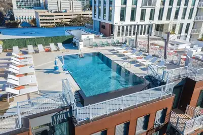 Image de Centre-Ville d'Austin avec piscine sur le toit et espace barbecue, foyer à feu, même un centre de fitness - Nous avons tout