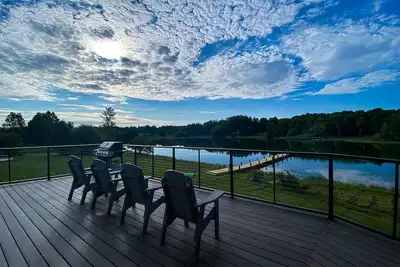 Image de Pavillon de détente sur la voie navigable intérieure avec 2 quais! Seulement 20 minutes à Mackinaw!