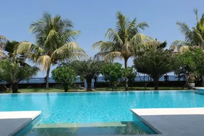 Image de Villa au bord de la plage au nord de Bali. 10 invités.