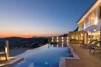 Image de Villa contemporaine de luxe avec 4 chambres, superbe vue sur la mer, à 6 minutes en voiture du centre