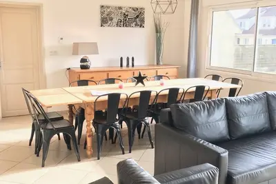 Image de grand rez-de-chaussée Villa en face