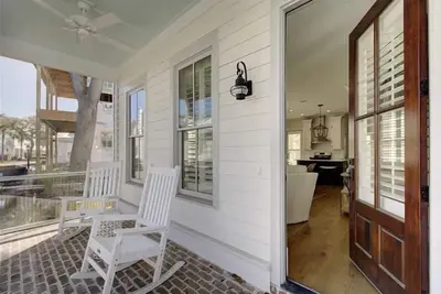 Image de Refuge en famille ou entre amis sur l'île de Jekyll dans cette maison côtière magnifiquement décorée!