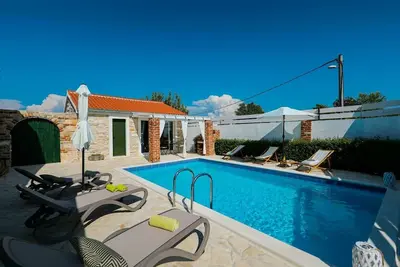 Image de Villa avec piscine priv×™e et terrasse