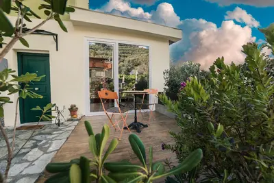 Image de Appartement design au rez-de-chaussée d'une villa dans un village typique de la Ligurie,