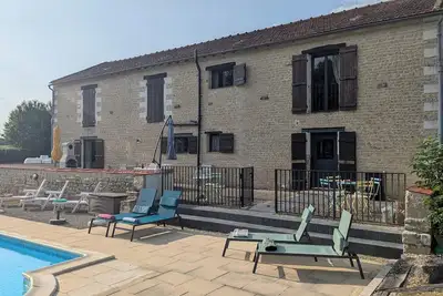 Image de Ancienne grange aménagée avec piscine chauffée