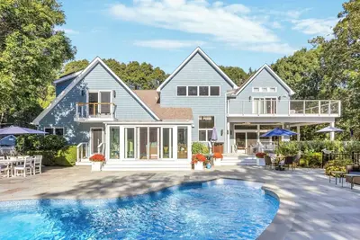 Image de Nouvelle inscription: Maison lumineuse et privée près de la ville et de la plage avec piscine chauff��e, foyer, cinéma maison