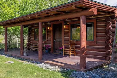 Image de Juste à l'extérieur de la porte est de Yellowstone, cabine entièrement rénovée