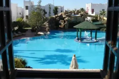 Image de Appartement dans une résidence paysagée avec piscines