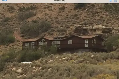 Image de Ghost Town Cabin Get-A-Way, parfait pour les grands groupes.