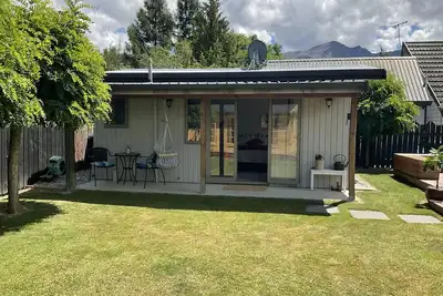 Image de Arrowtown: Un coin nuit indépendant récemment rénové à l'arrière d'une section privée