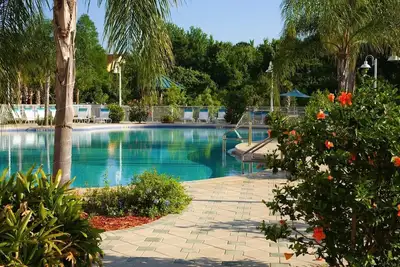 Image de Lakefront Full Resort Condo près de Disney 1 Br 2 salles de bain pour 6 personnes Belle vue