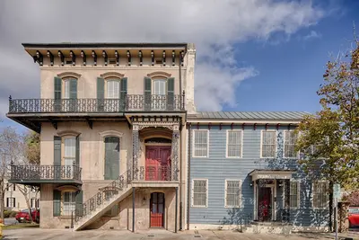 Image de Restez avec Lucky Savannah: Grand Downtown Estate pour 20 personnes avec parking!
