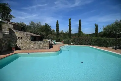 Image de Villa Lacustre: Une villa de deux étages caractéristique et accueillante dans le style caractéristique de la campagne toscane.