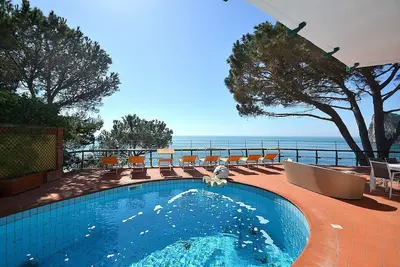 Image de Villa Allegra: Une splendide villa de trois étages construite avec vue sur la mer.