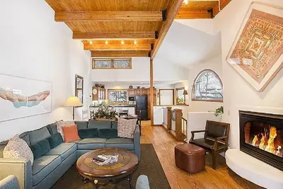 Image de 4 juillet DISPONIBILITÉ! Invitant Riverside Penthouse 3b / 3b - une multitude de commodités