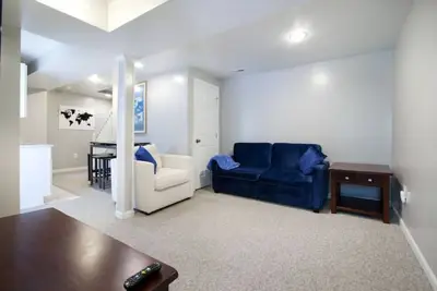 Image de 1br neuf à Petworth, parking et cour.