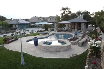 Image de Sunset View Oasis🌹Saltwater Pool + Spa, sauna infrarouge, cuisine extérieure: 8 personnes