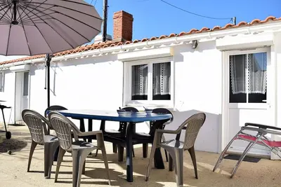 Image de Maison de plain pied, 300m de la plage, accès mer privatif, 2 chambres, terrasse et parking